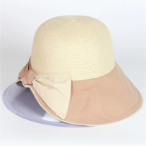 Detailaufnahme eines Strohhuts für Damen mit großer Krempe und eleganter beige Schleife