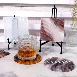 Dettaglio stampo in silicone e sottobicchieri in resina con trama marmo viola glitter
