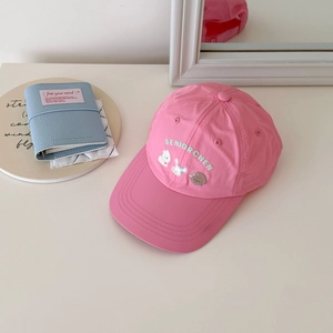 Vue détaillée de la casquette rose avec broderie bleue et motifs d'animaux mignons