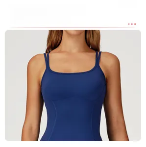 Détail du body sport bleu marine montrant les coutures ergonomiques pour effet galbant
