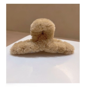 Détail d'une pince à cheveux en peluche kaki avec fourrure synthétique et ressort