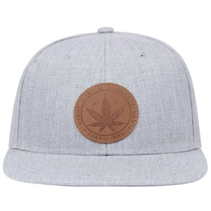 Graue Camouflage-Basecap mit flachem Schirm und geprägtem Blatt-Lederaufnäher
