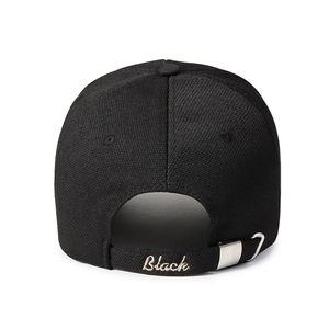 Minimalistische schwarze Baseballkappe mit Wabennetzgewebe und Silbermetallschnalle