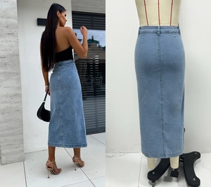 Détail d'une jupe en jean bleu clair à taille haute avec fente à boutons et coutures dos