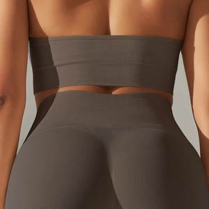 Vue arrière du legging de yoga taille haute côtelé sans couture et du haut assorti