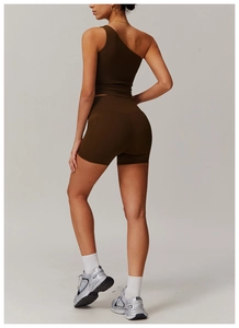 Détail du haut de yoga chocolat à une épaule et short taille haute avec poches latérales