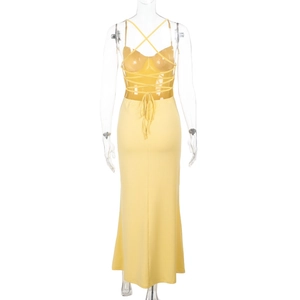Détail du design dos nu avec laçage croisé sur cette robe longue moulante jaune à bretelles