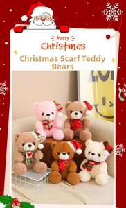 Vue détaillée de cinq ours en peluche de Noël avec bonnets rouges et écharpes