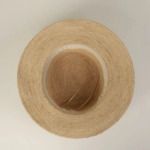 Breitkrempiger Raffia Strohhut mit engem Webmuster und verstellbarem innerem Schweißband