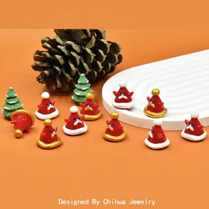 Ensemble de figurines miniatures de Noël avec bonnets de Père Noël et sapins enneigés