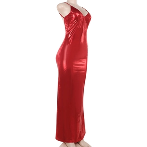 Détail de la robe longue moulante rouge avec une finition brillante à texture métallique