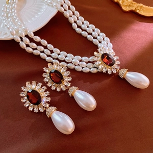 Vue macro d'un collier de perles multicouche et de boucles d'oreilles en pierre précieuse