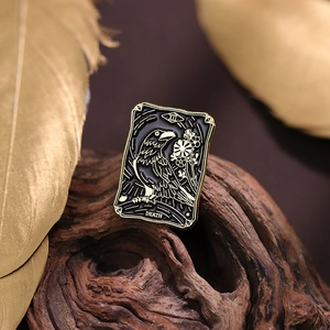 Vintage-Emaille-Brosche in Schwarz und Gold mit Tarot-Tod-Motiv und Krähen-Details