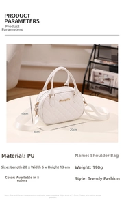Detailed view of white quilted handbag with dimensions 20x6x13cm and golden chain strap