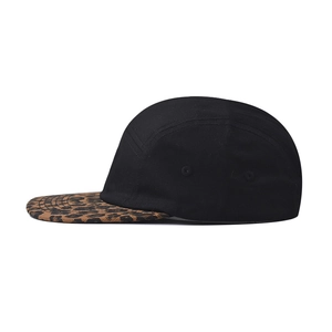 Gorra camper de 5 paneles negra con visera de leopardo y ojales laterales de metal