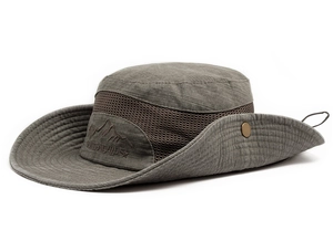 Détail du chapeau de soleil gris foncé avec maille respirante et broderie montagne