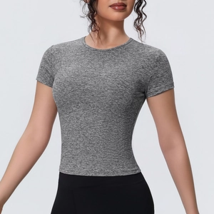 T-shirt de sport ajusté gris chiné en tissu respirant avec séchage rapide pour le fitness