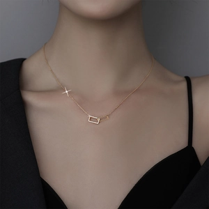 Collana in argento con due rettangoli incrociati dorati con gemme su modella