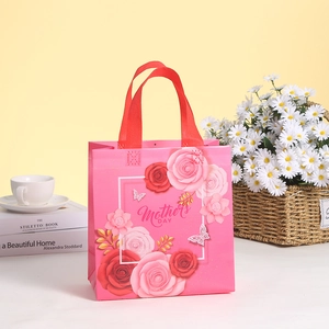 Pink Mother's Day non-woven gift bag with red roses and butterfly decorations