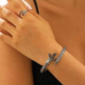 Gotisches Retro-Silberarmreif und Ringset mit Schlange-Schwert-Motiv und Gravuren