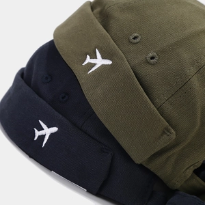 Bonnets Docker rétro en toile olive et marine avec broderie d'avion blanche