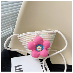 Detail der gewebten Stroh-Umhängetasche mit rosa 3D-Blume und Perlenknopf-Verschluss