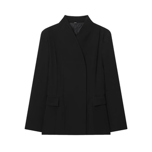 Blazer cintré classique noir à manches longues avec poches à rabat sur fond blanc