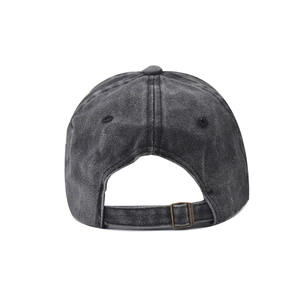 Détail d'une casquette en denim délavé avec boucle de réglage en métal bronzé