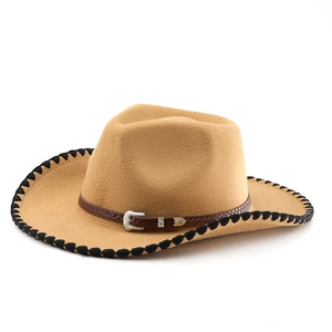 Détail d'un chapeau de cowboy en laine avec bordure ondulée et sangle tressée en cuir