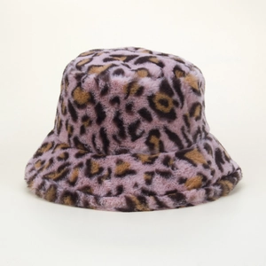Gros plan sur la texture en fausse fourrure rose à motif léopard du chapeau d'hiver