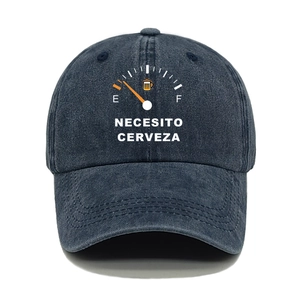 Dettaglio del cappellino in denim lavato vintage con stampa creativa del calibro di birra