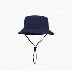 Dettaglio cappello parasole blu navy con cordoncino regolabile e trama del tessuto resistente