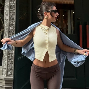 Gros plan sur le gilet en maille côtelée jaune pâle avec boutons sur mannequin
