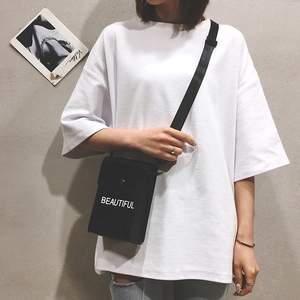Borsa a tracolla nera per cellulare con scritta Beautiful indossata da una modella
