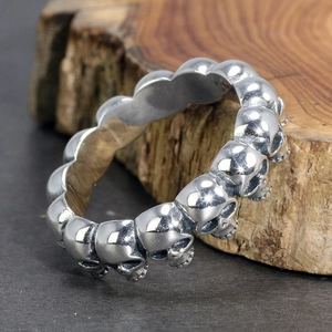 Bague punk rétro en argent oxydé avec un motif de crânes en relief continu