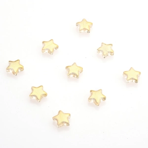 Dettaglio di cristalli a forma di stella giallo pallido traslucidi per fai da te