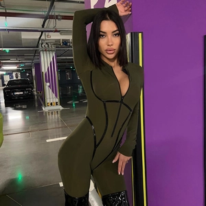 Detail des armee-grünen Sport-Bodysuits mit Reißverschluss und schwarzen Kontrastlinien