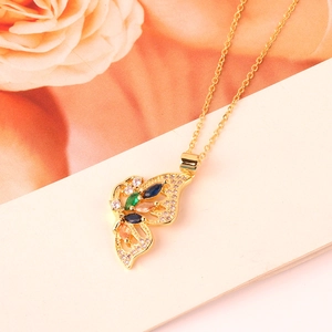 Collana con ciondolo a farfalla dorata con zirconi colorati su catena a maglia