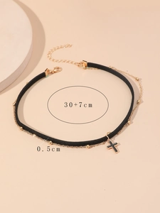 Dettaglio della collana choker nera con perline dorate e croce pendente, 30+7cm