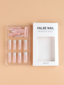Lange Ballerina Kunstnägel in Nude-Rosa mit silbernen French-Spitzen und Schmetterlingsdeko