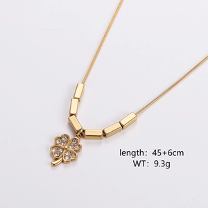 Detailed view of a gold clover necklace with zircon inlay and product dimensions