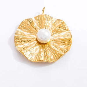 Detailansicht des goldenen Blumenanhängers mit weißer Perle und gehämmerter Goldoberfläche