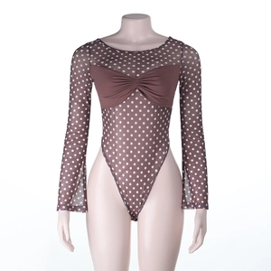Détail d'un body marron à pois en tulle transparent avec manches longues et coupe haute