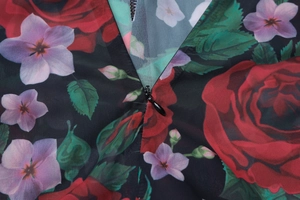 Détail du zip invisible au dos de cette robe d'été à imprimé floral de roses rouges