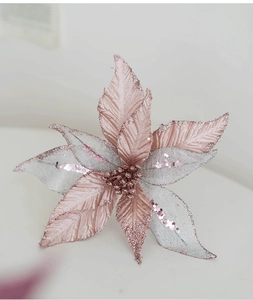 Détail macro d'un poinsettia artificiel rose et argent de 25cm avec paillettes