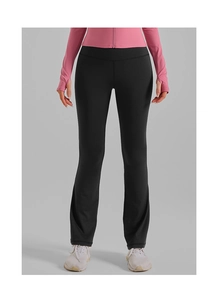 Vue détaillée du legging de yoga noir évasé à taille haute avec coupe amincissante