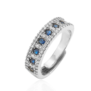 Vista macro dell'anello regolabile con zaffiri blu e pavé di diamanti brillanti