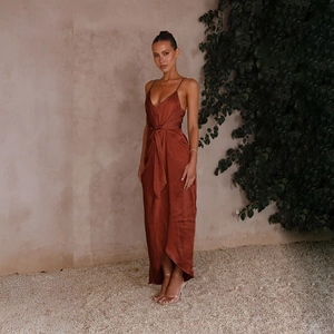 Détail d'une robe nuisette en satin avec décolleté en V profond et lien à la taille
