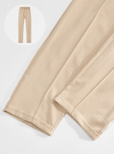 Dettaglio della trama del tessuto e del taglio a gamba dritta dei pantaloni casual kaki da uomo