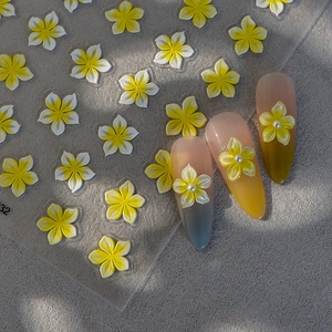 Adesivi per nail art 3D con disegni di fiori di frangipane gialli e bianchi